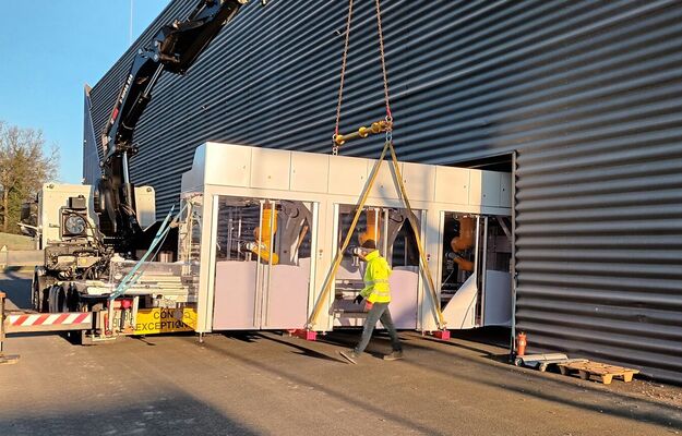 Transporteur de marchandises avec bras de grue en Vendée